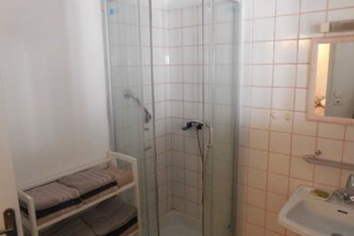 Room 2 of 28