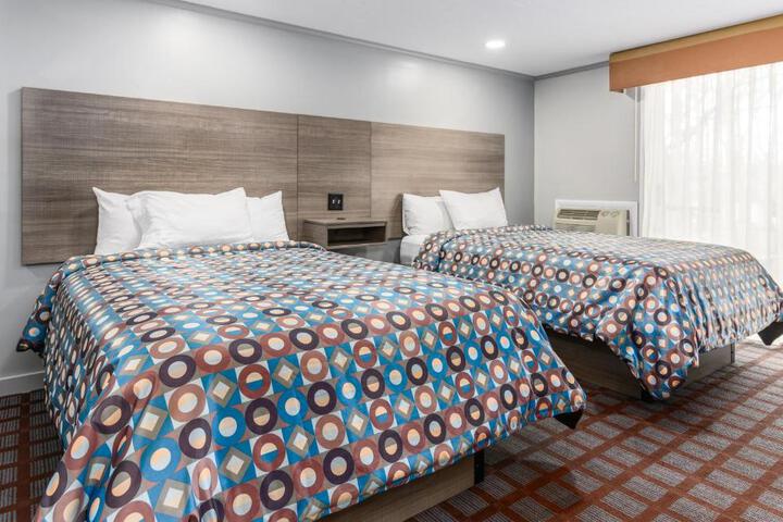Deluxe Room 1 King Bed (1 of 6)