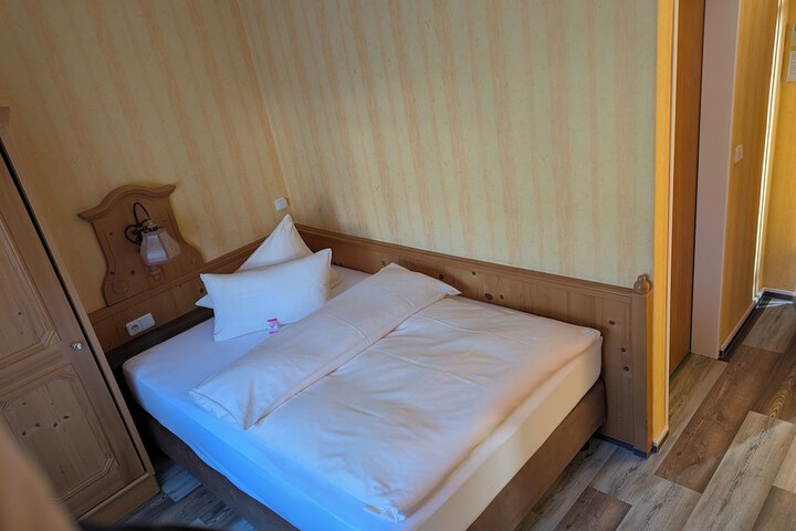 Room 9 of 30