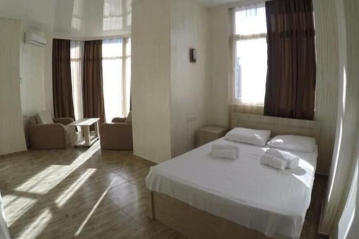 Room 7 of 8