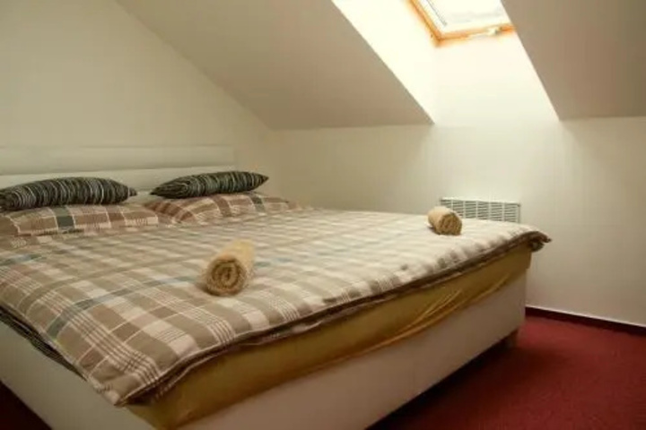 Room 5 of 10