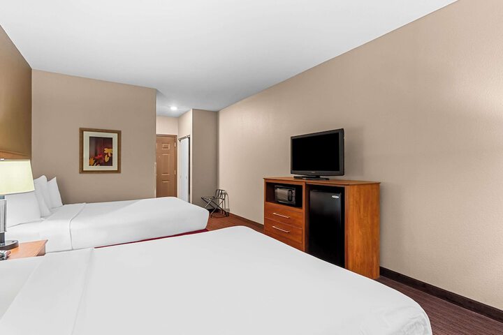 2 Queen Beds (10 of 14)