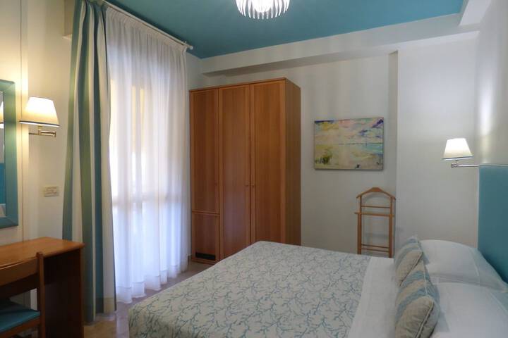 Room 10 of 32