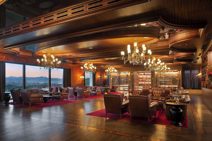 Lounge 101 of 107