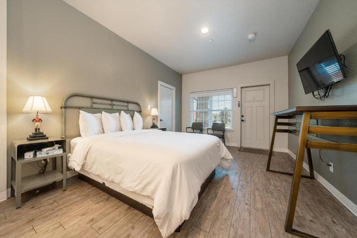 Superior Room 1 Queen Bed (153 of 168)