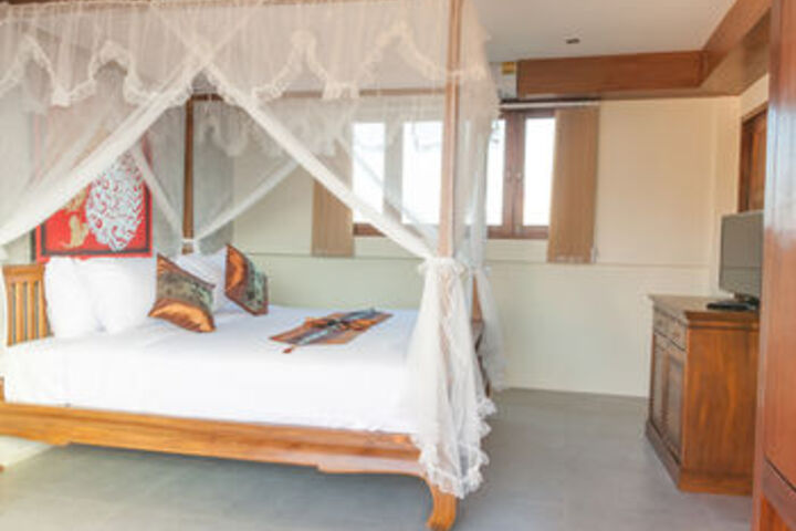 Room 5 of 18