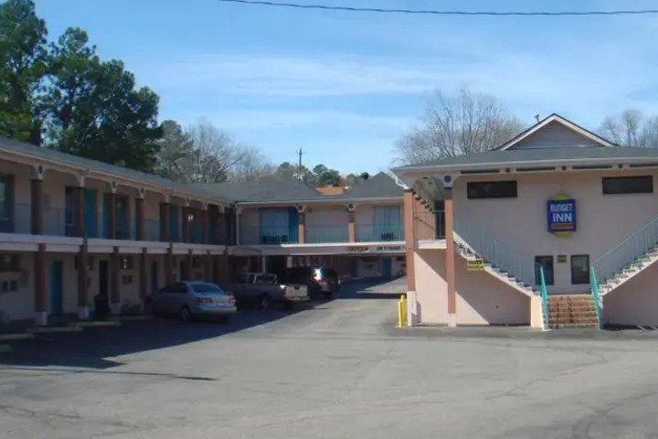 Exterior of BUDGET INN