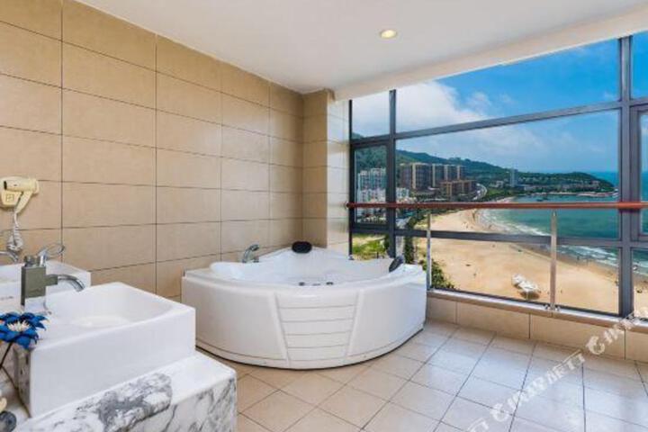 Luozhou Haiji Hotel (Yangjiang Hailing Island Dajiaowan)