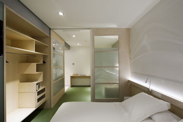 Room 10 of 32