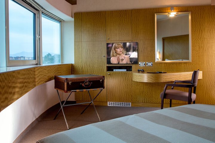 Room 10 of 31