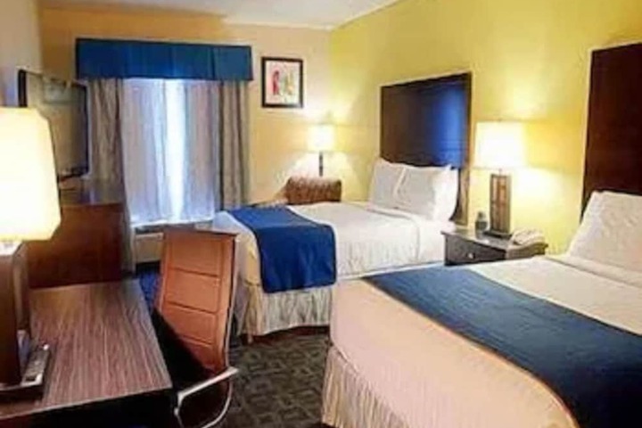 2 Queen Beds (8 of 8)