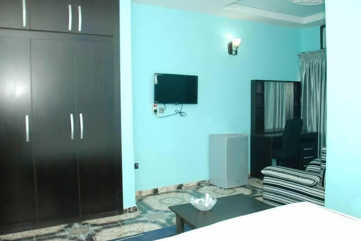 Room 6 of 17