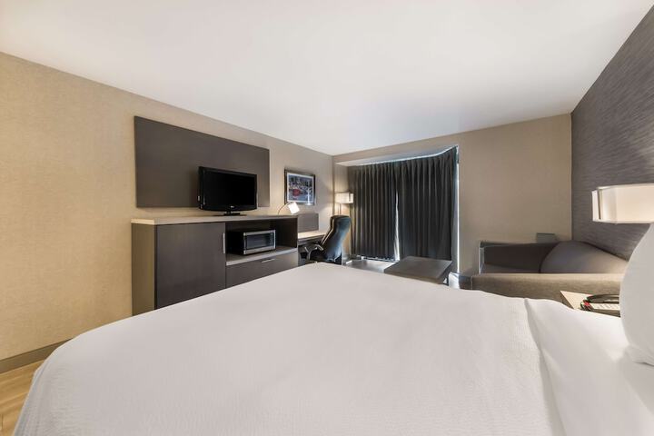 Accessible 1 Queen Accessible Roll in Shower Sofa Bed Refrigerator WiFi Full Breakfast (2 of 16)
