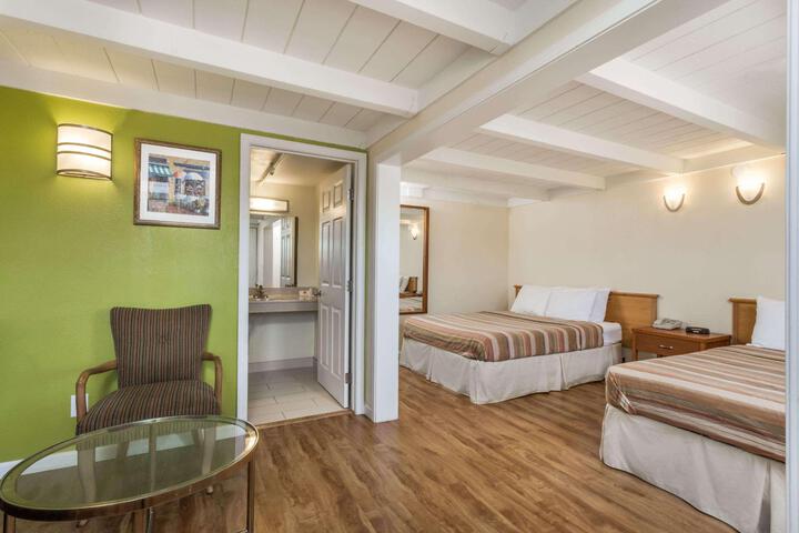 1 Queen Bed (8 of 14)