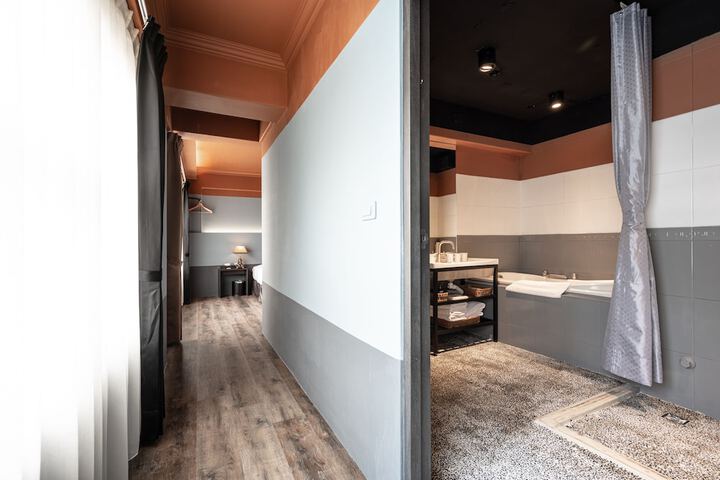 Room 32 of 46
