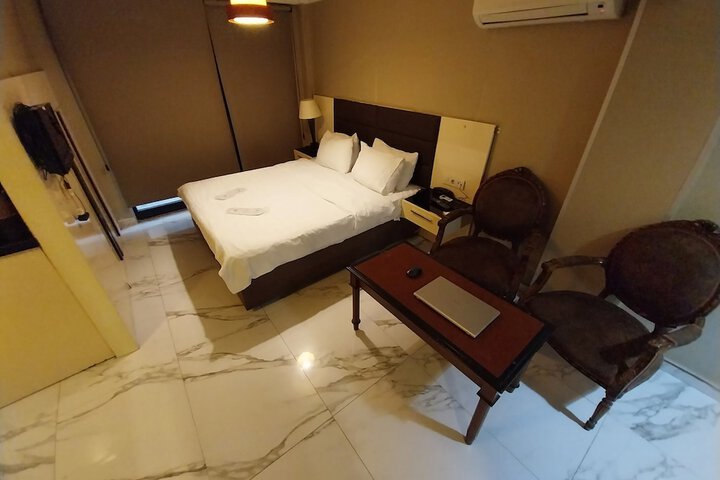 Room 7 of 26