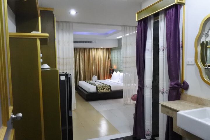 Room 4 of 15