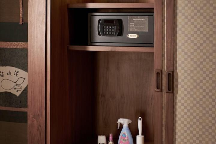 Room 16 of 193