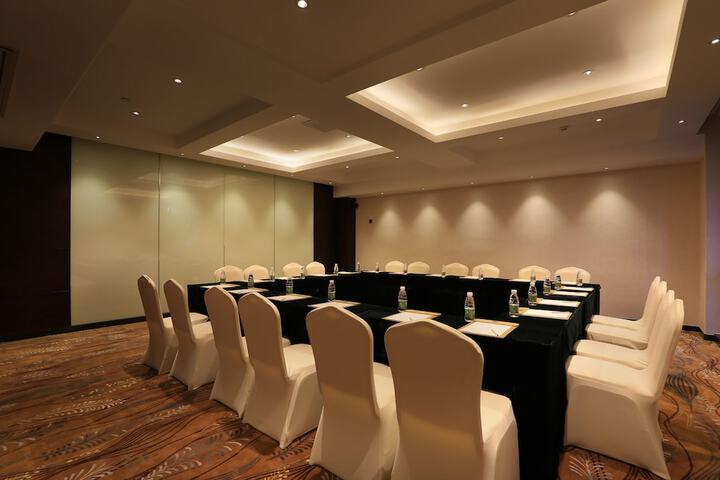 Ballroom/Hall 22 of 27