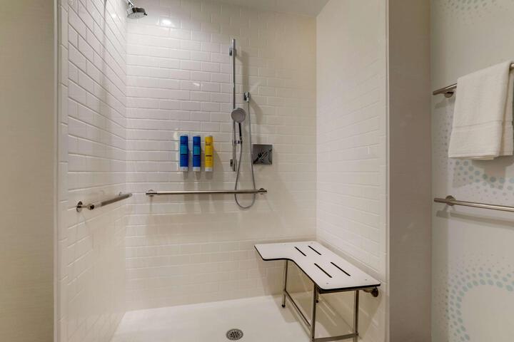 2 Queen Beds with Walk in Shower (7 of 14)