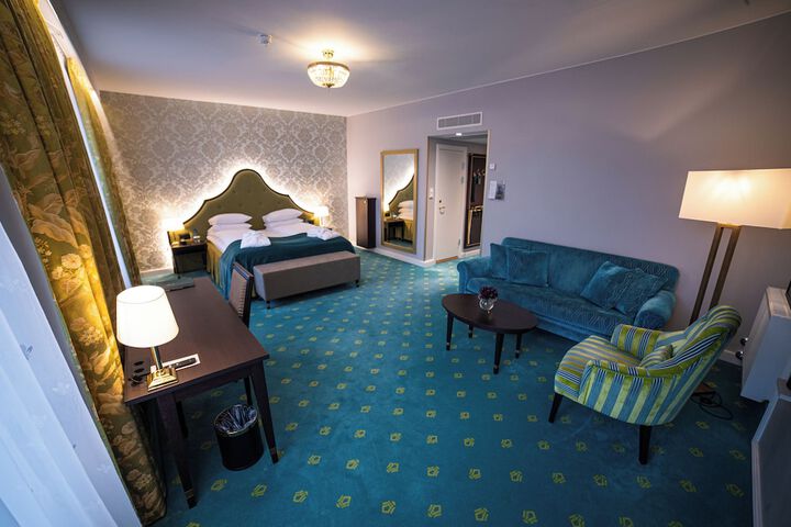 Room 52 of 119