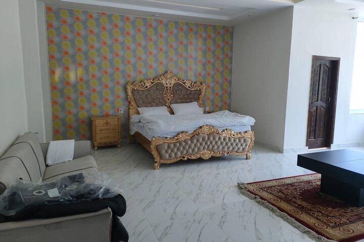 Room 12 of 18