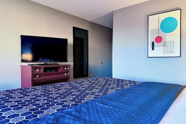 Standard | King Bed (2 of 17)