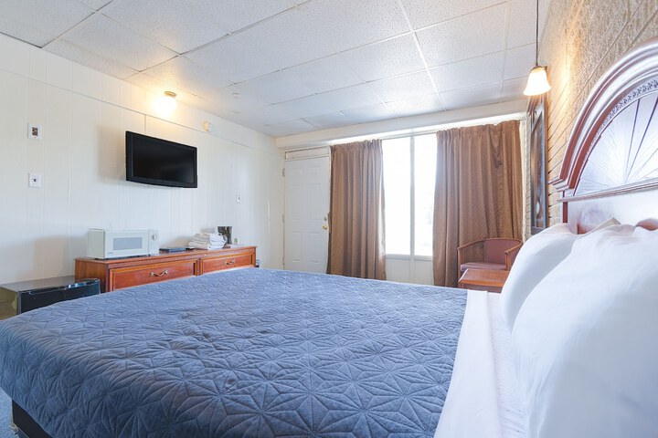 1 Queen Bed (4 of 26)