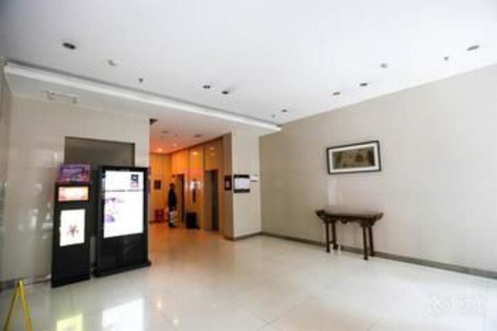 Ballroom/Hall 55 of 93