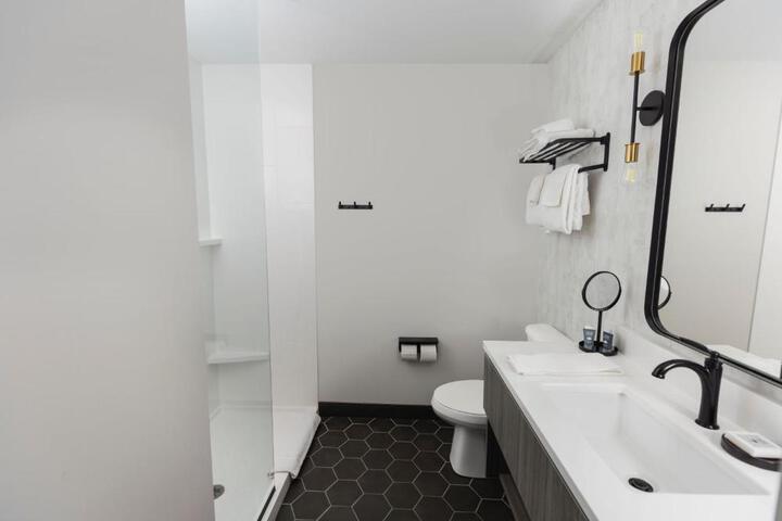 Standard Room, King or Two Doubles (3 of 14)