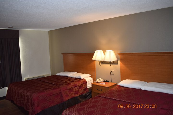 Deluxe Queen Bed (4 of 10)