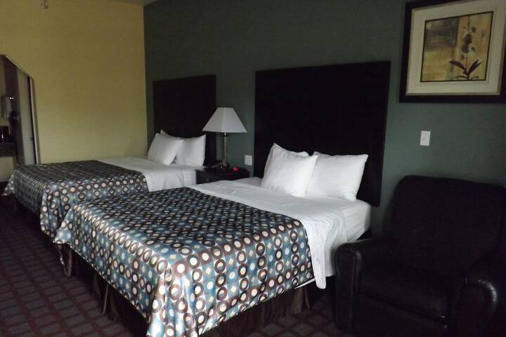 2 Queen Beds (1 of 8)