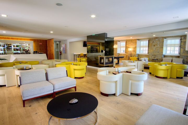 Lounge 23 of 33