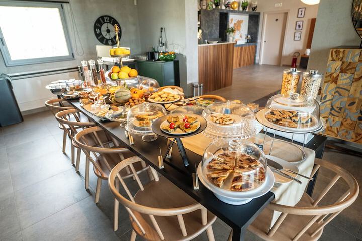 Breakfast/Coffee Service 110 of 123