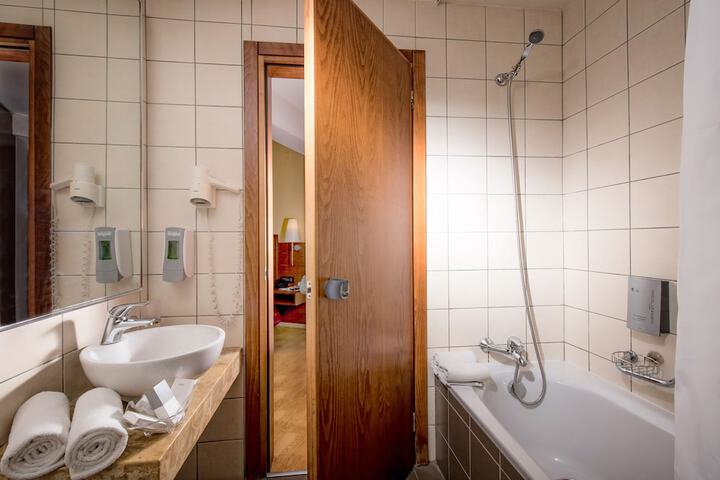 Room 21 of 40