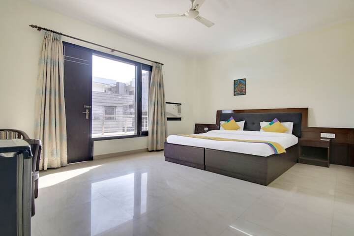 Room 6 of 28