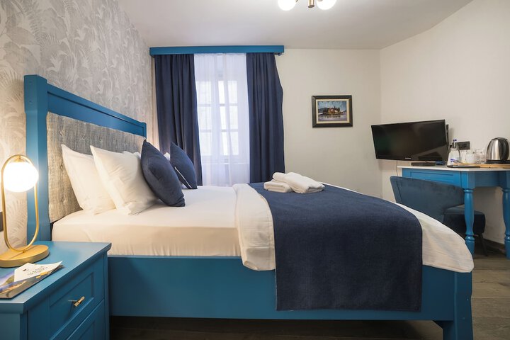 Room 3 of 217