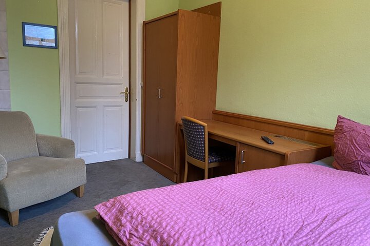 Room 16 of 28