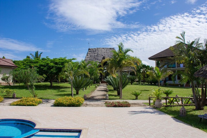 Hotel Exterior 53 of 57