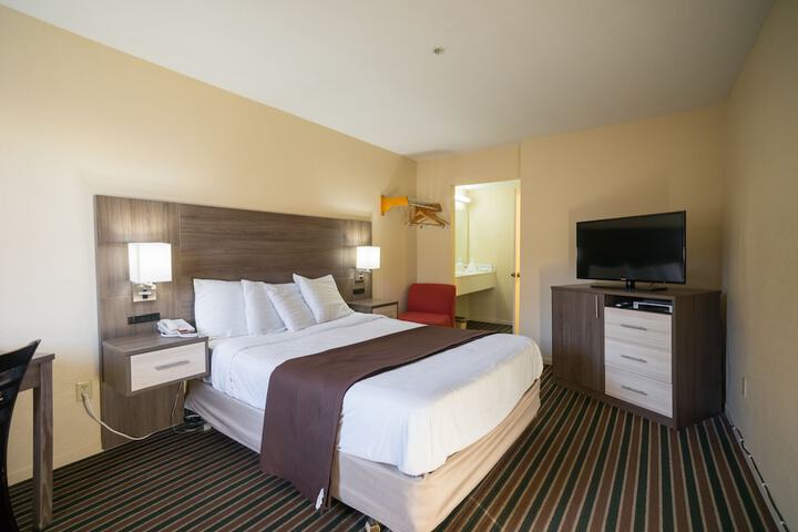 1 Queen Bed (1 of 8)