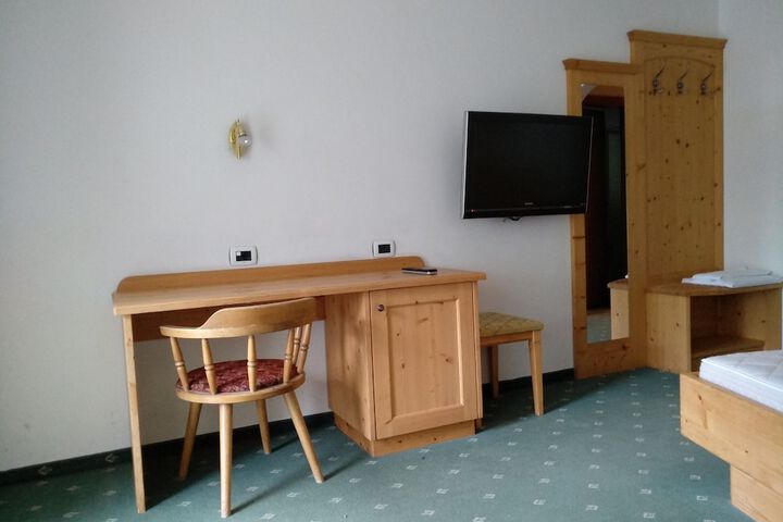 Room 8 of 28