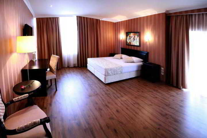 Room 6 of 8