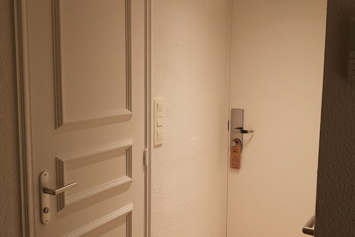 Room 9 of 80