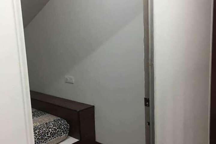 Room 8 of 38