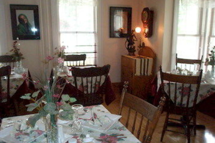Dining 4 of 22