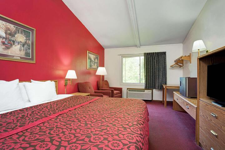 1 Queen Bed (7 of 10)