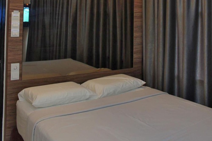 Room 9 of 32
