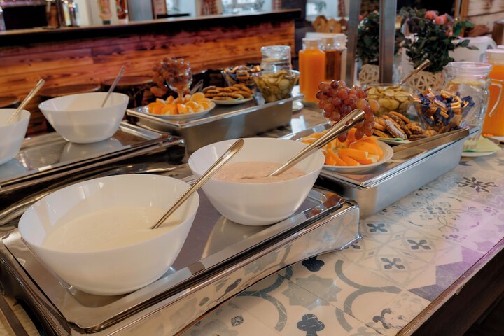 Dining 42 of 48
