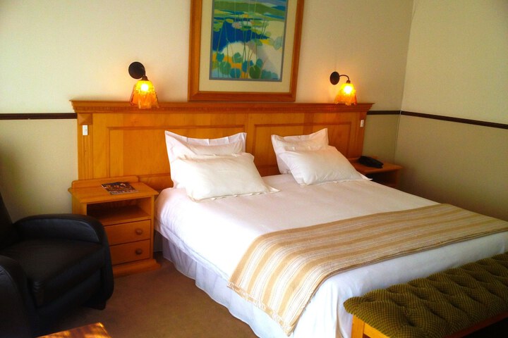 Room 4 of 33
