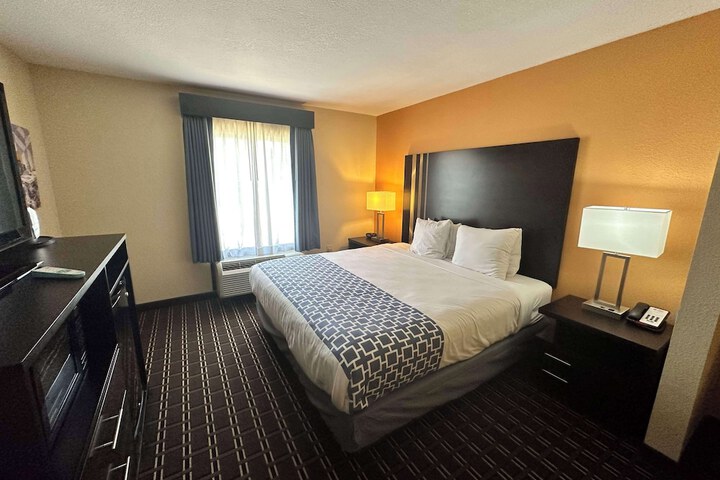 1 King Bed High Speed Internet Accessible Microwave and Refrigerator, Coffee Maker Iron and Ironing Board Hairdryer Full Breakfast (5 of 11)